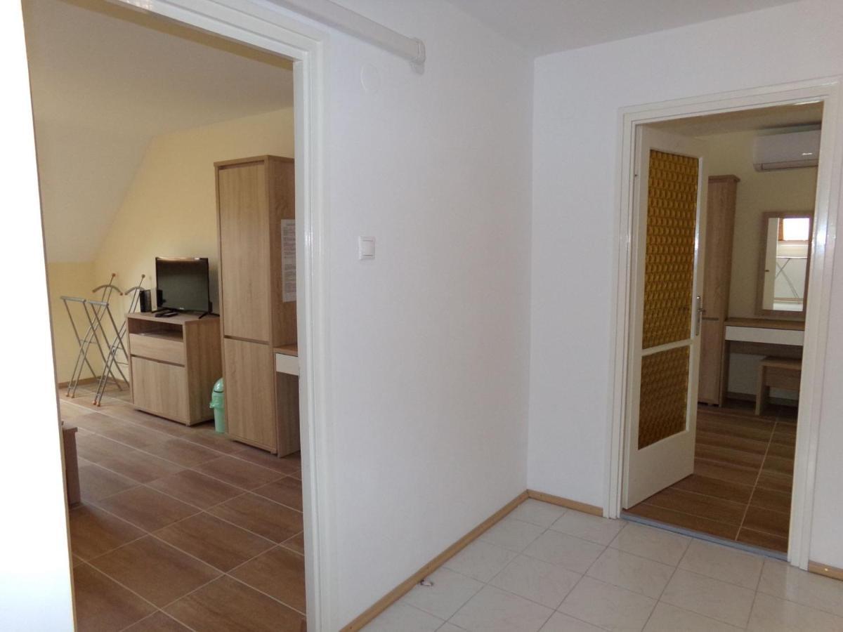 Hold-On Apartman Gyula Exterior photo