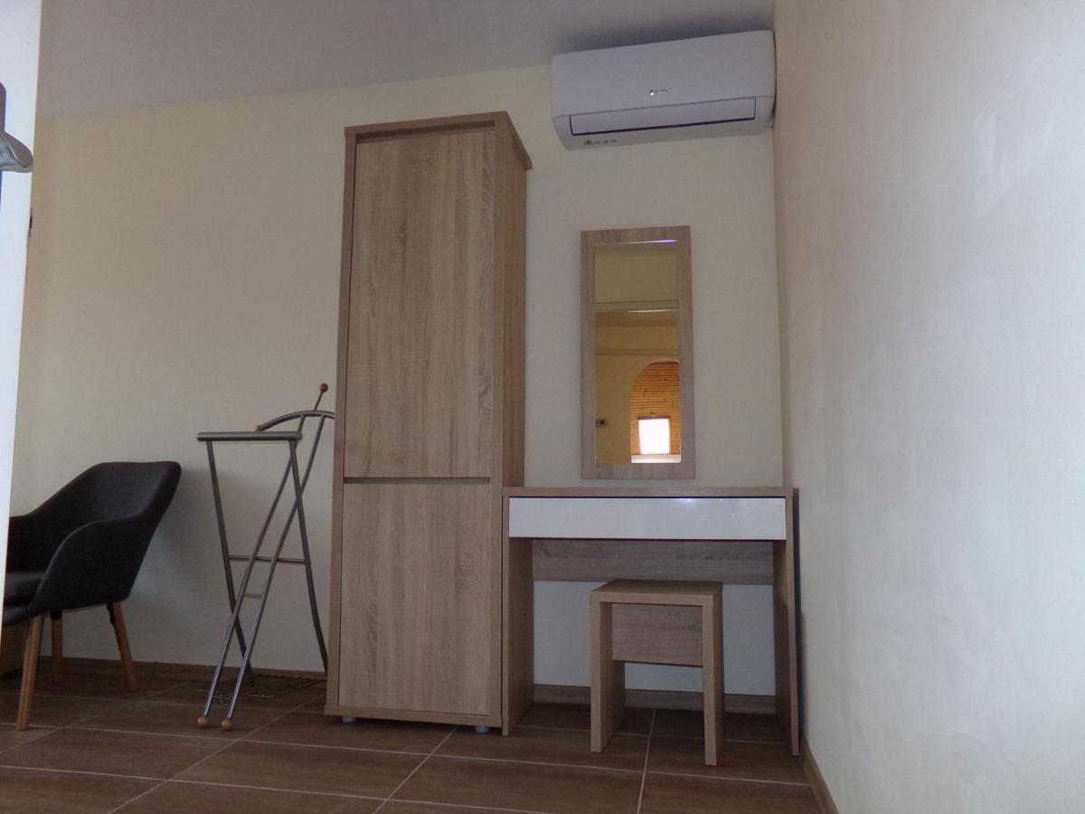 Hold-On Apartman Gyula Exterior photo